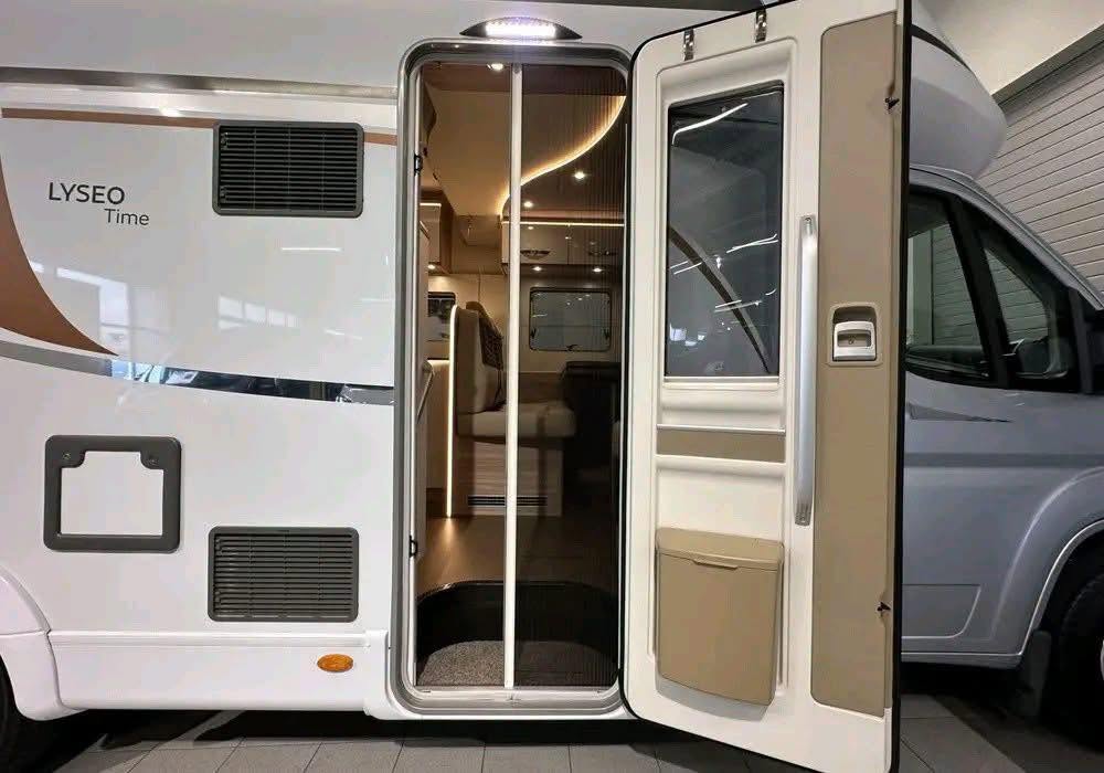 Bürstner Lyseo T 700, Automática 2019