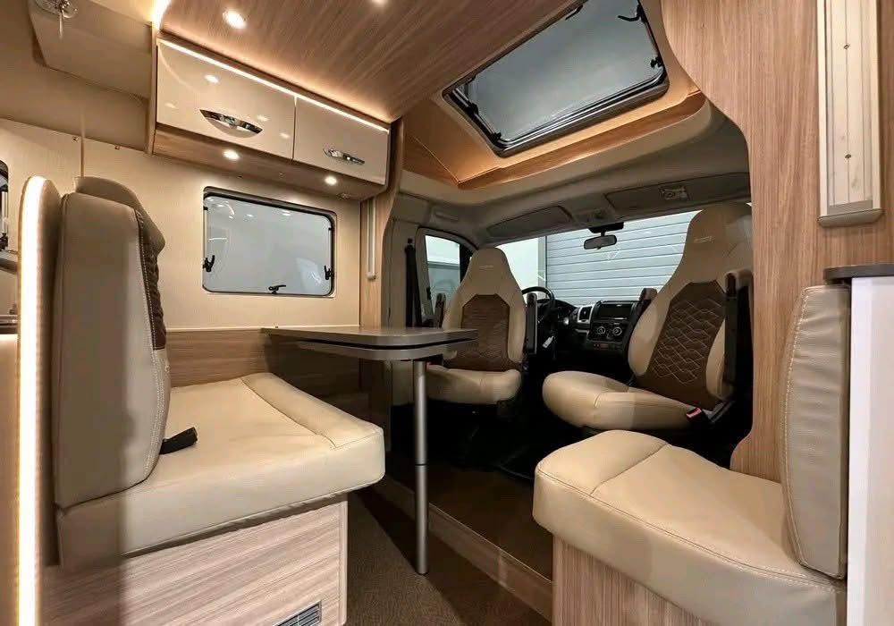 Bürstner Lyseo T 700, Automática 2019