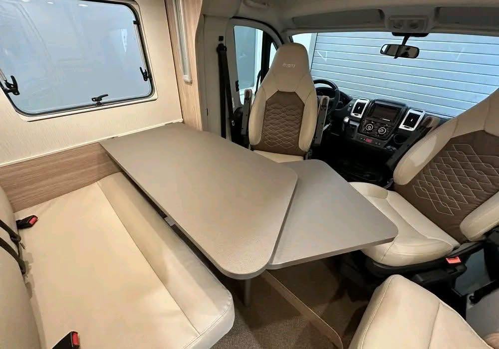 Bürstner Lyseo T 700, Automática 2019